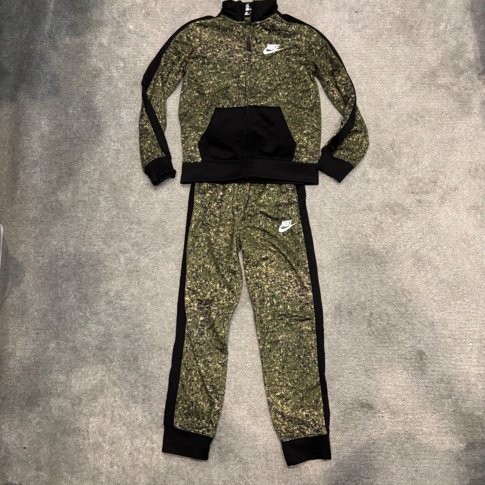 Nike Boys 6-7 Green Digital Camo Tracksuit Set Jacket and Pants Size 7 6-7 Years